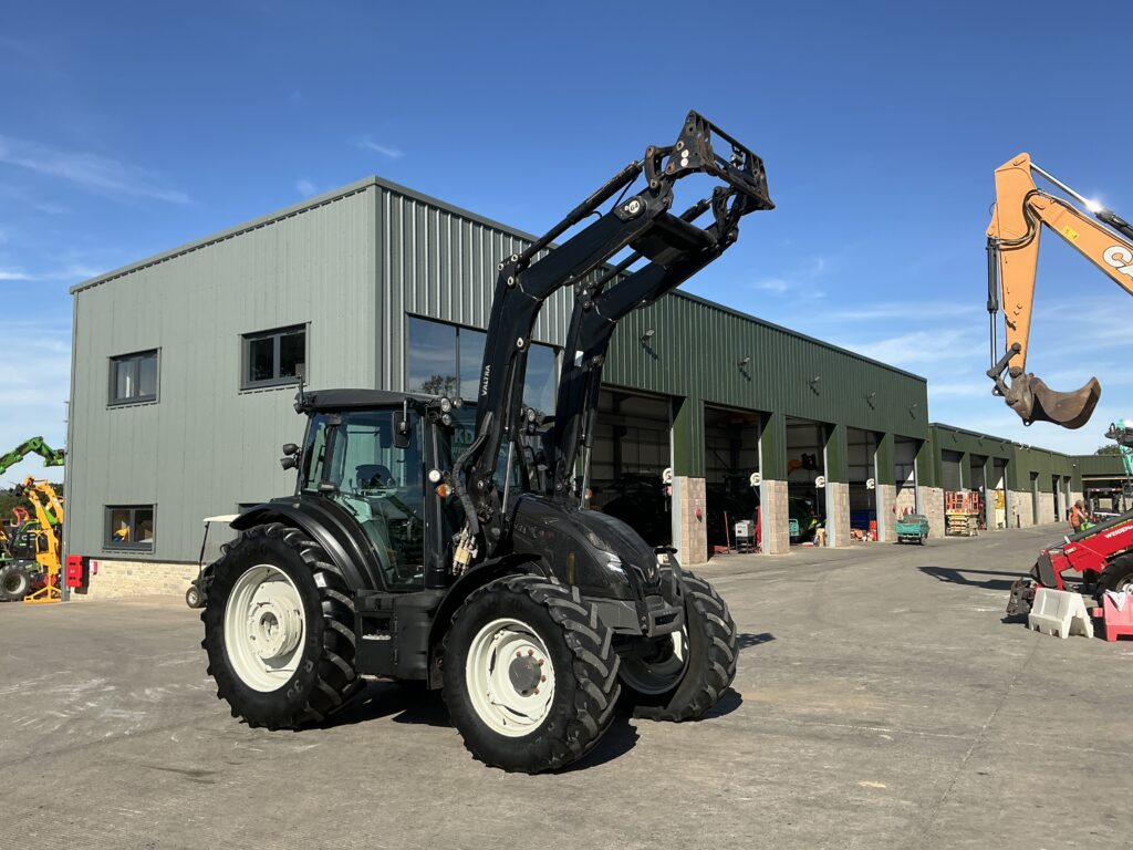 Valtra G135 Hi Tech Tractor (ST27315)