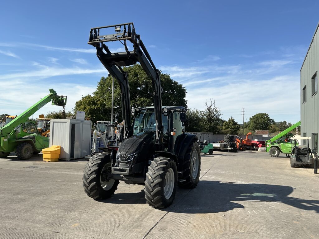 Valtra G135 Hi Tech Tractor (ST27315)