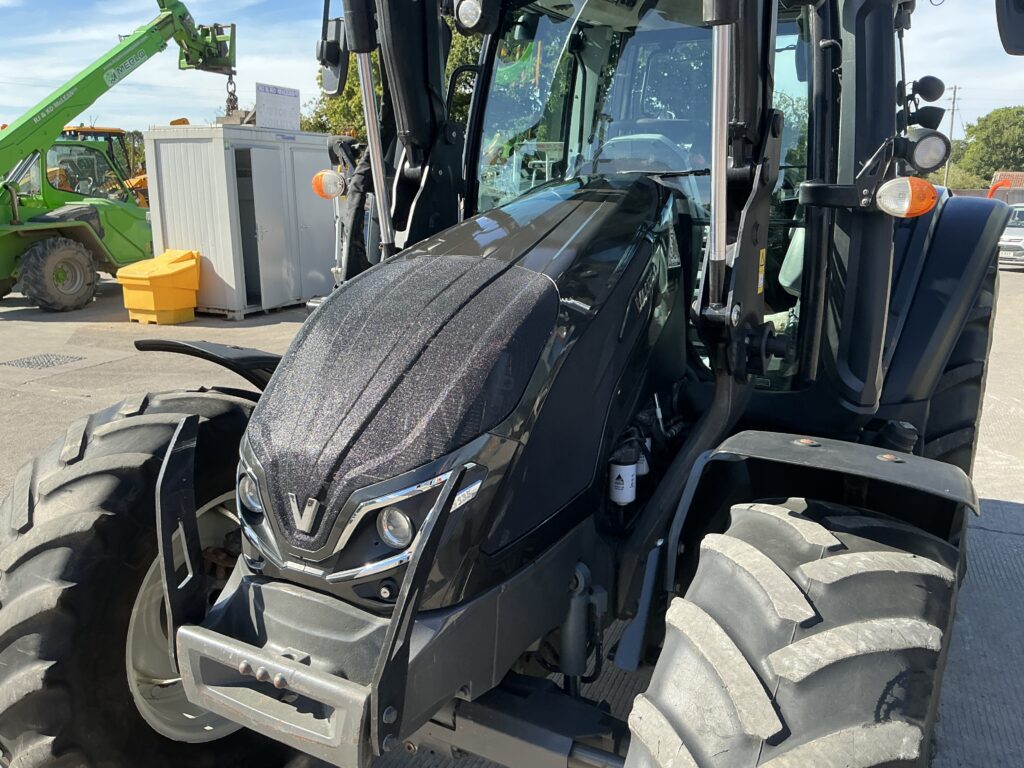 Valtra G135 Hi Tech Tractor (ST27315)