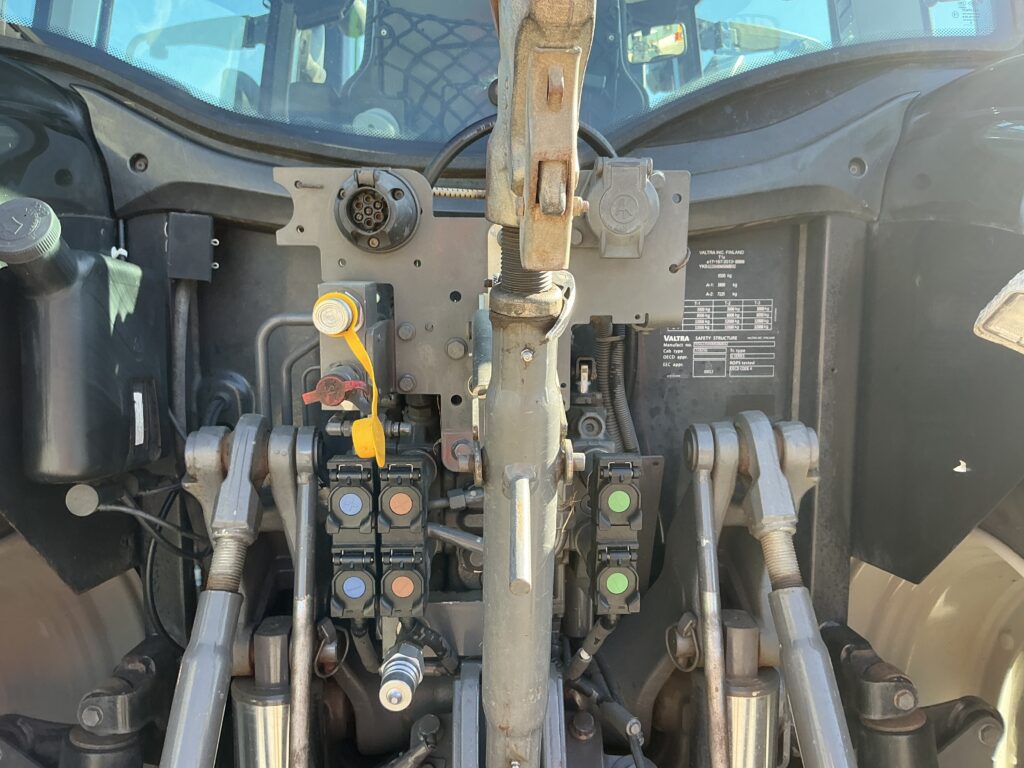 Valtra G135 Hi Tech Tractor (ST27315)