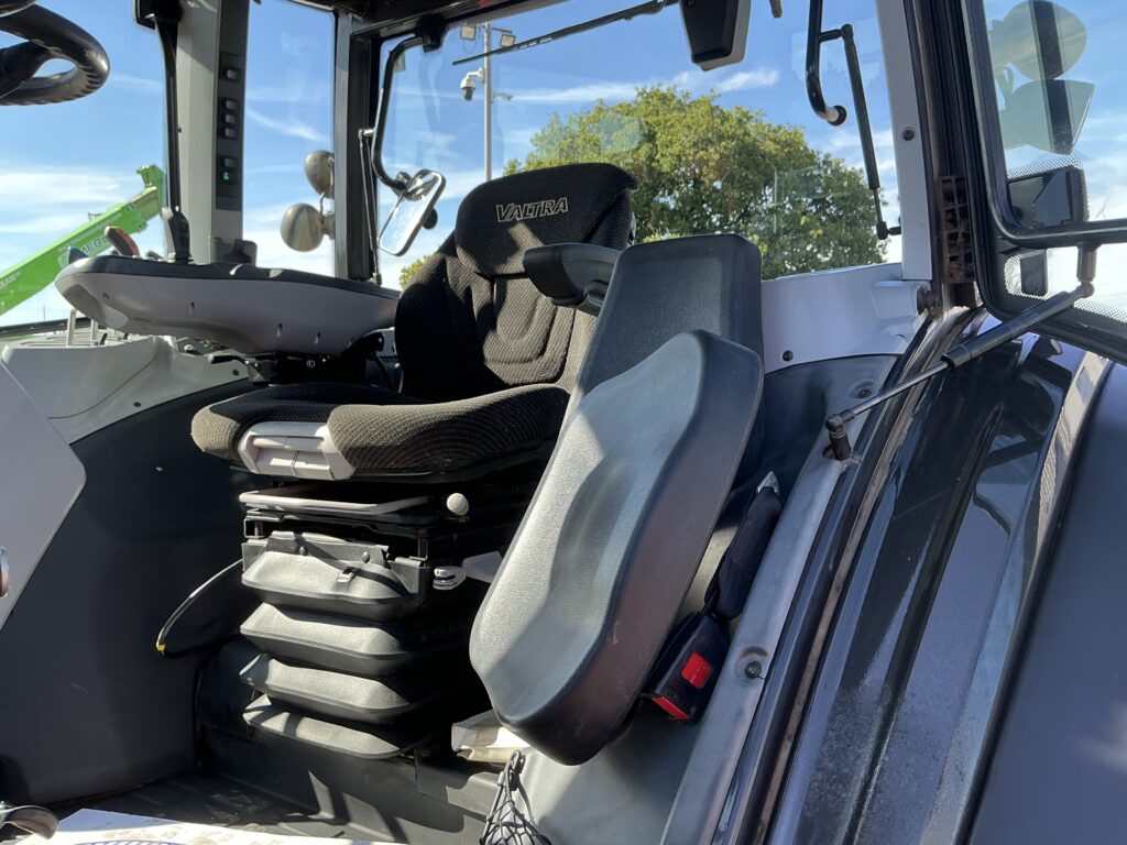 Valtra G135 Hi Tech Tractor (ST27315)