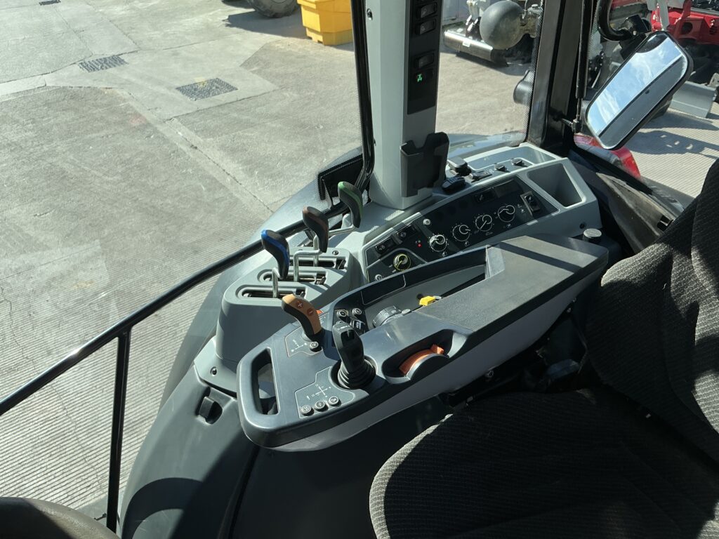 Valtra G135 Hi Tech Tractor (ST27315)