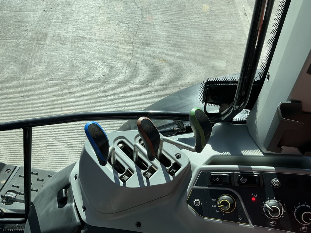 Valtra G135 Hi Tech Tractor (ST27315)