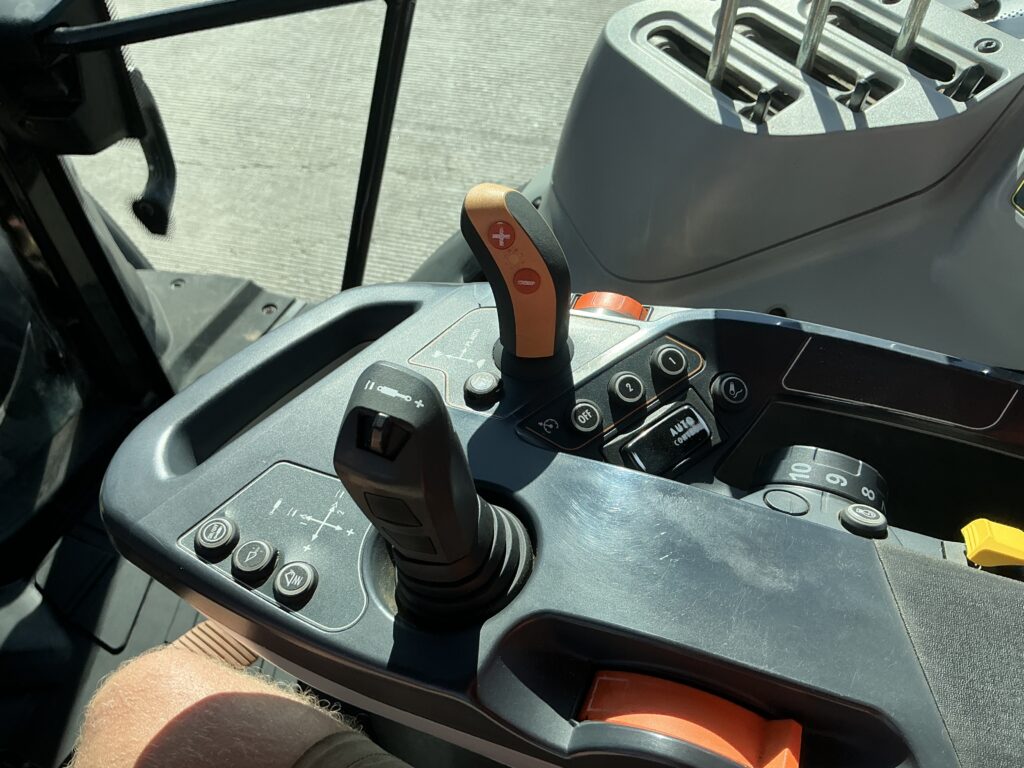 Valtra G135 Hi Tech Tractor (ST27315)